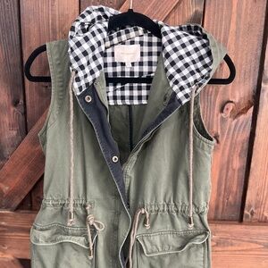 Skies are Blue Green Vest